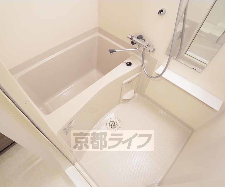 バス・シャワールーム　清潔感のあるバスルームです。