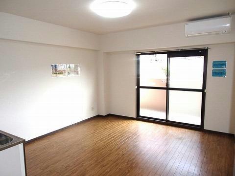 居室・リビング　室内写真は別部屋の写真です。