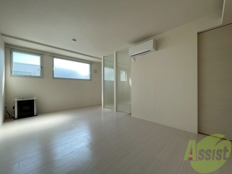 居室・リビング　木目のフローリングは落ち着きのある印象のお部屋になりますね。