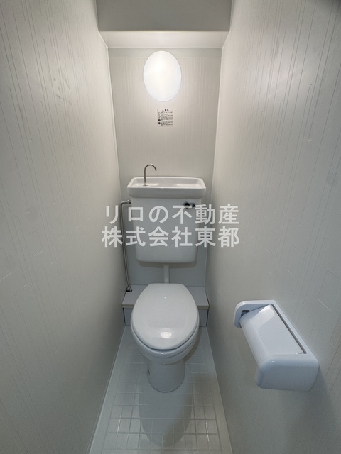 トイレ　白基調で清潔感のあるトイレです♪
