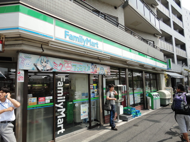 コンビニ　ファミリーマート（コンビニ）まで110m