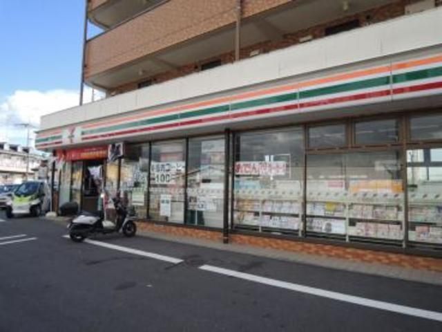 コンビニ　セブンイレブン日野三沢店（コンビニ）まで395m