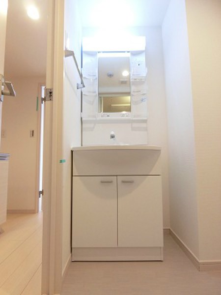 洗面設備　便利な独立洗面台です。