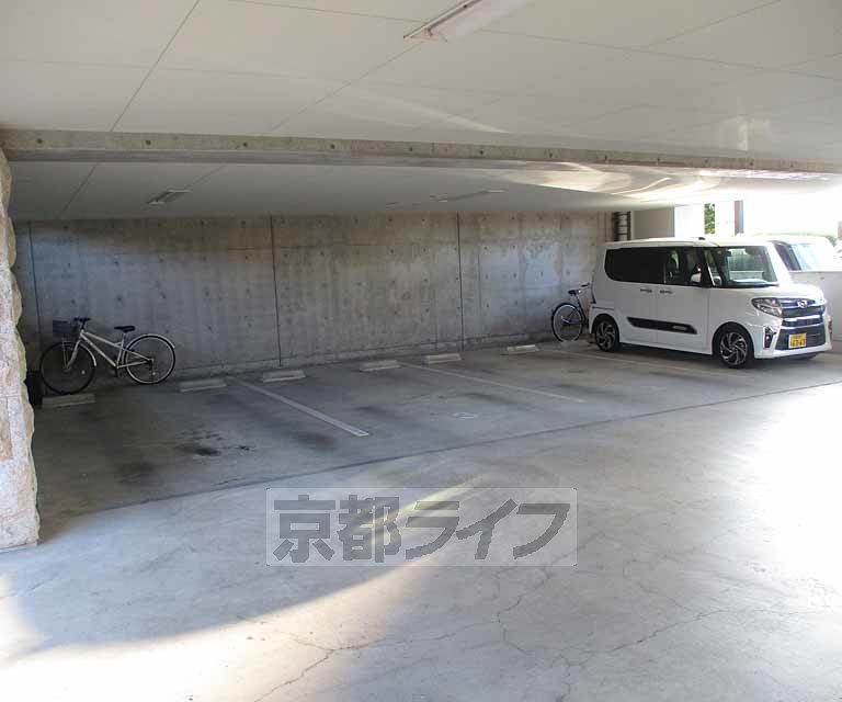 駐車場　屋根付き駐車場です。