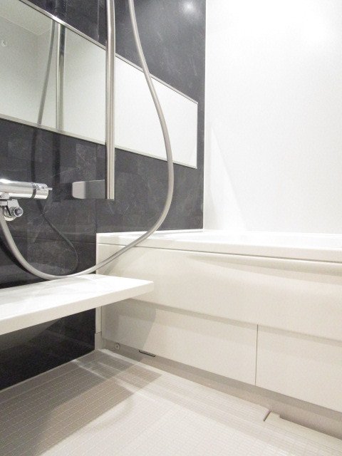 バス・シャワールーム　１坪バス・追い焚き完備