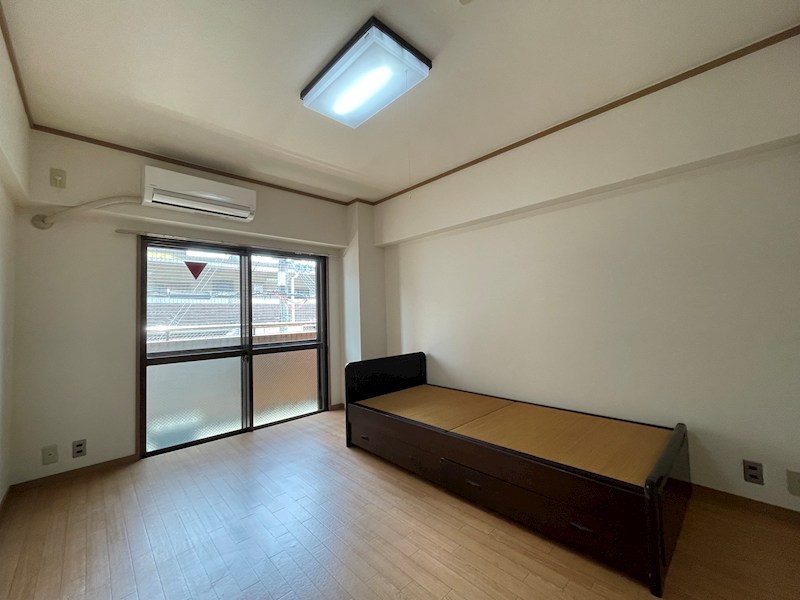 居室・リビング　参考写真。ベッドは撤去予定です。