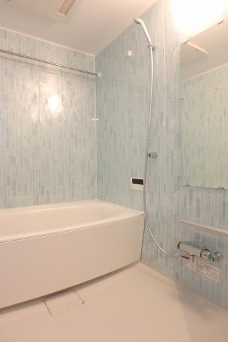 バス・シャワールーム　他物件参考画像。建具・壁・床色は異なります。現況優先。