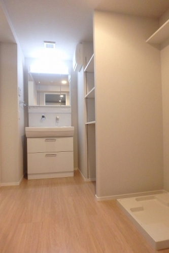 洗面設備　他物件参考画像。建具・壁・床色は異なります。現況優先。