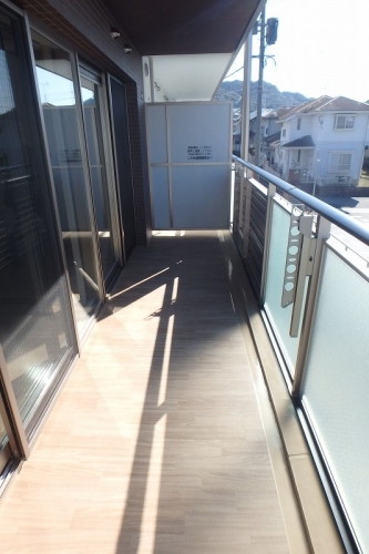 バルコニー　他物件参考画像。建具・壁・床色は異なります。現況優先。