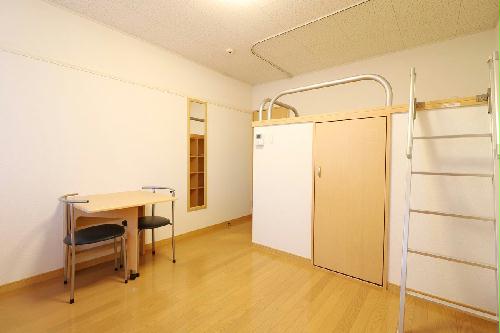 居室・リビング　ベッド下に収納スペースあり！荷物が多くても十分に収まります