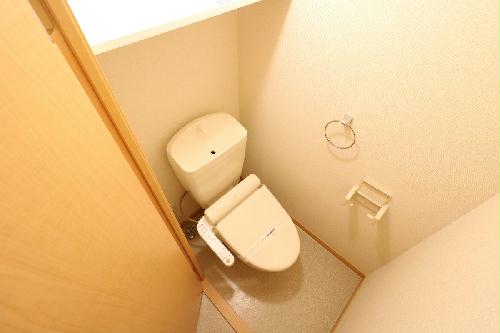 トイレ　快適な温水洗浄便座付きトイレになります。