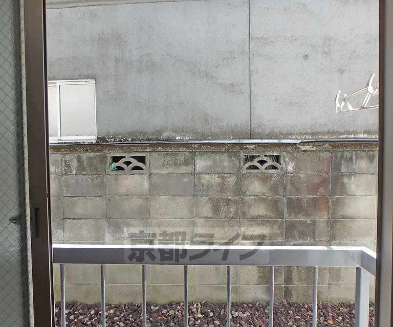 眺望　物干しです。下は防犯の玉砂利が敷き詰められています。