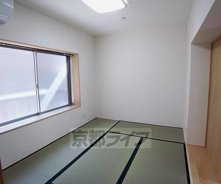 居室・リビング　綺麗な畳のいい香りの和室です。