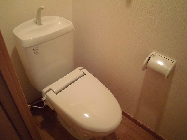 トイレ　落ち着いた色調のトイレです