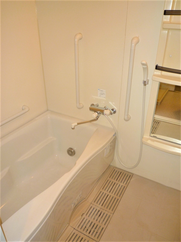 バス・シャワールーム　※反転間取りタイプのお部屋の写真になります。