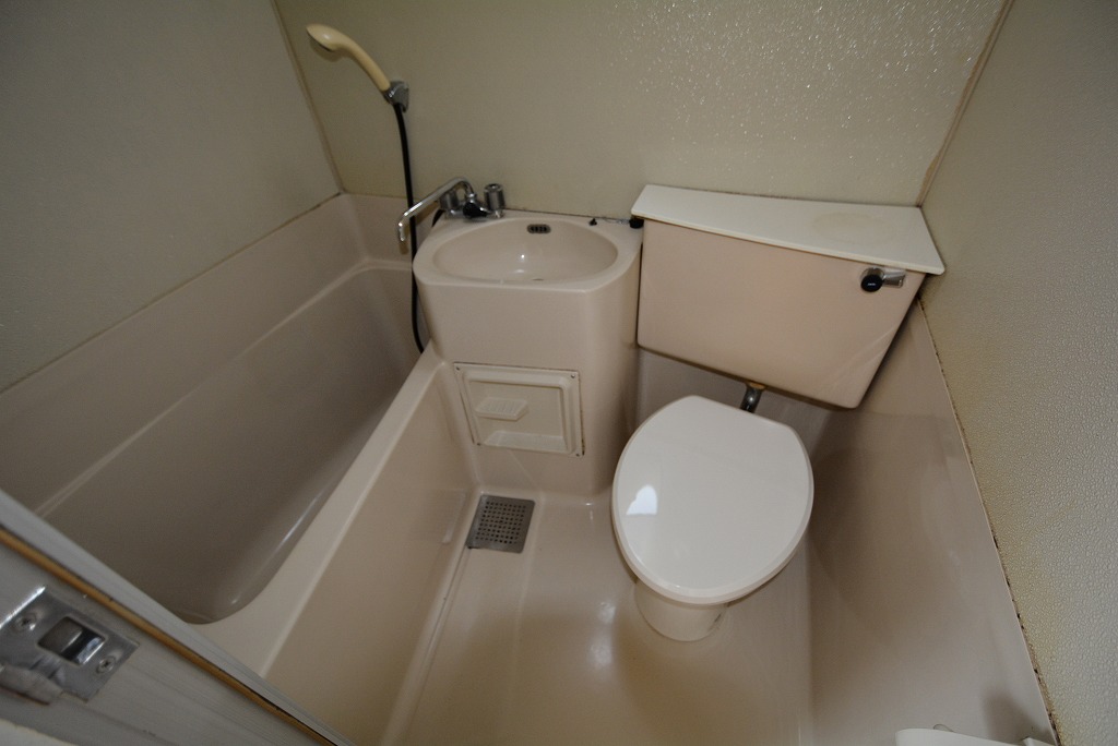 バス・シャワールーム　シンプルなユニットバス☆窓付きで換気も楽々！