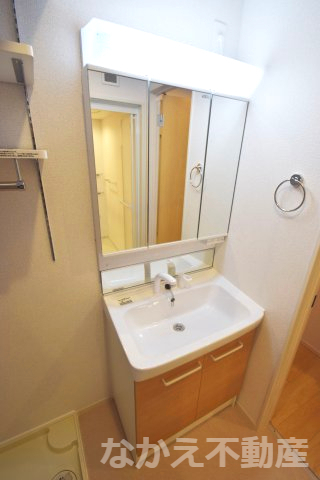 洗面設備　明るい洗面所です