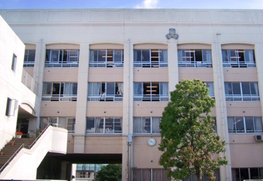 中学校　川崎市立西高津中学校（中学校）まで498m