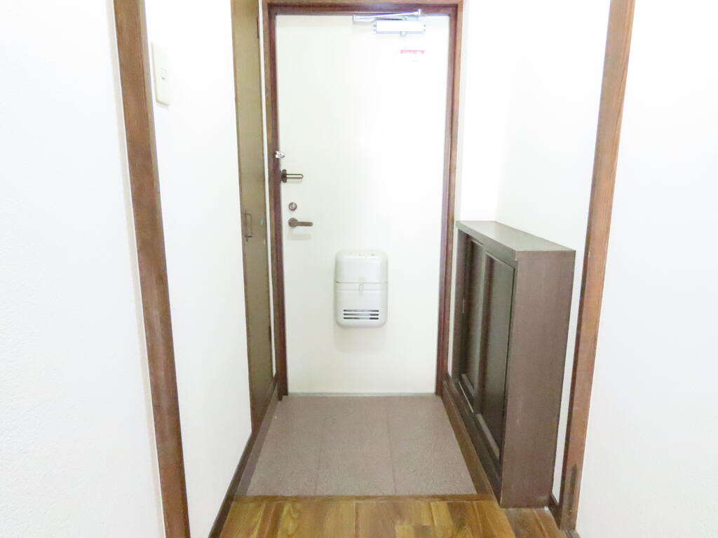 玄関　※同じ間取りの別号室の写真です