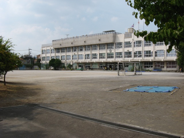 小学校　足立区立皿沼小学校（小学校）まで552m