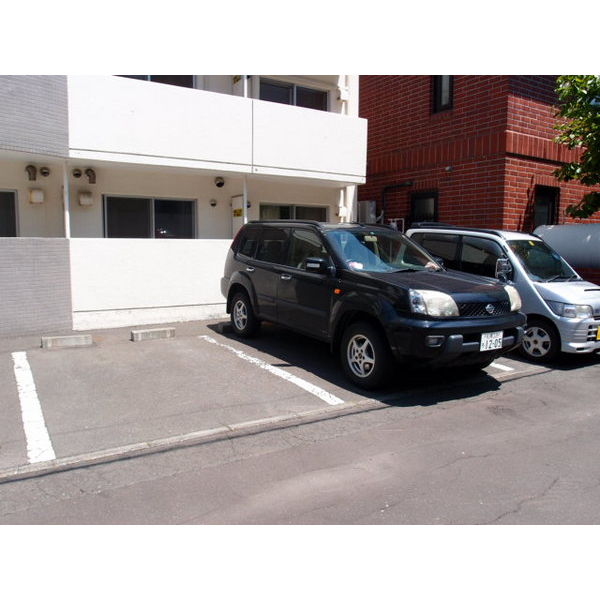 駐車場　駐車場に車を止められます