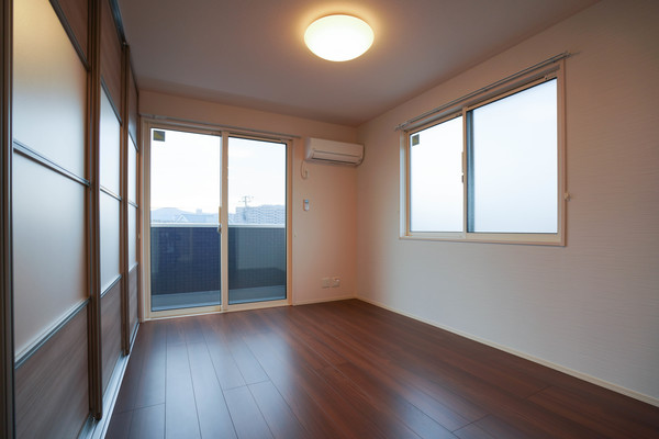 居室・リビング　同じ建物の別なお部屋