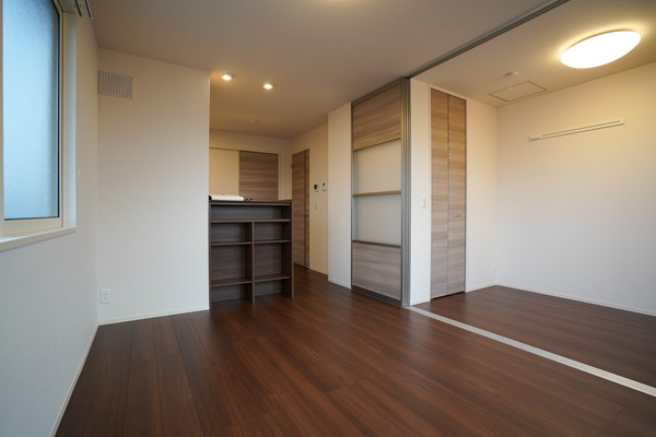 居室・リビング　同じ建物の別なお部屋