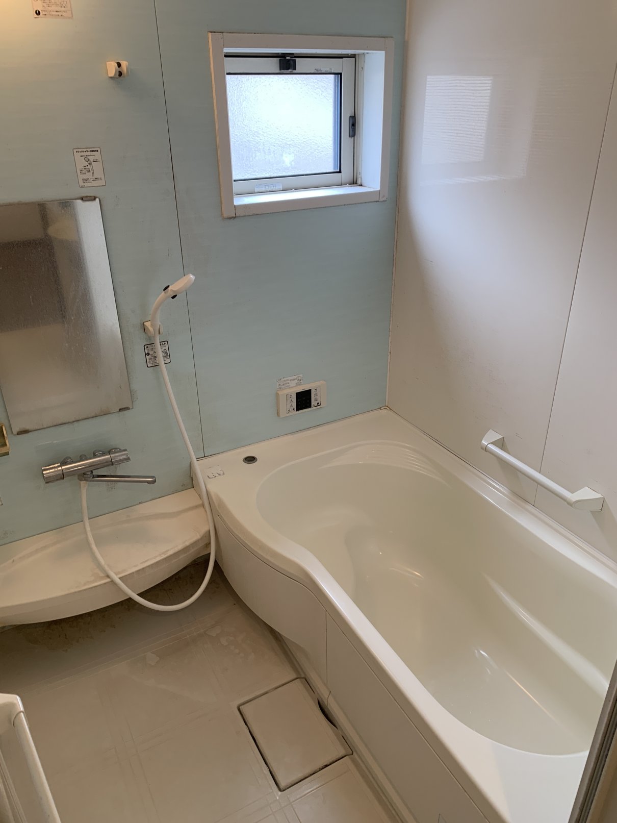 バス・シャワールーム　１坪タイプのお風呂で足をゆったり伸ばして入れます