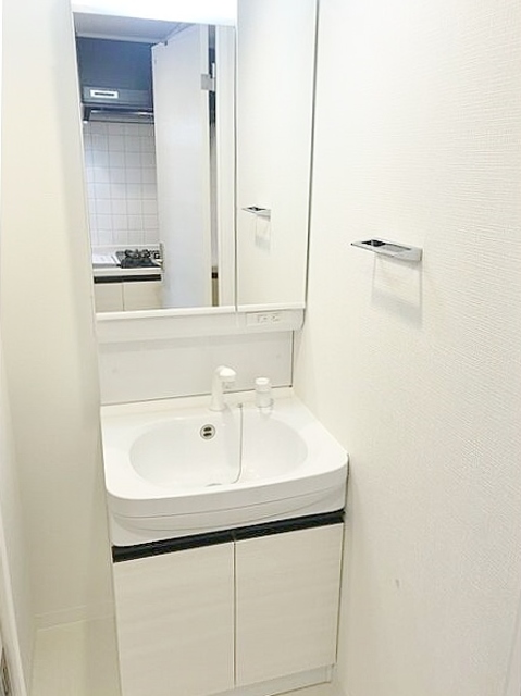 洗面設備　大きな鏡の独立洗面台