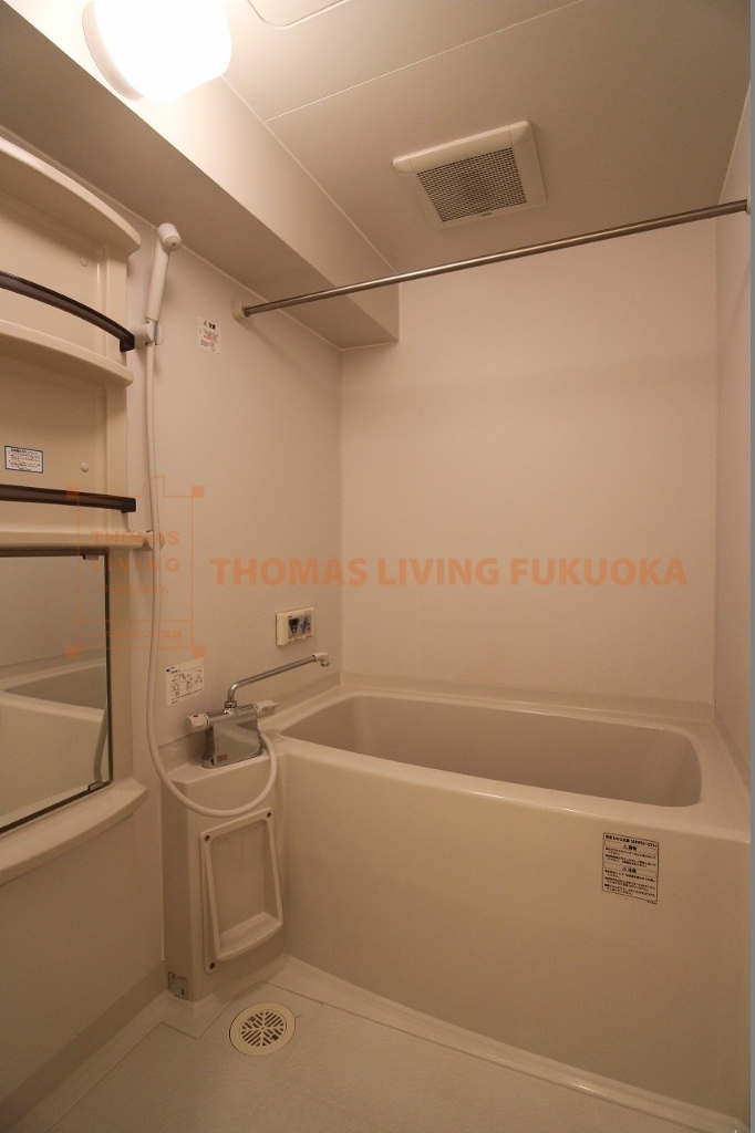 バス・シャワールーム　清潔感のあるお風呂です。