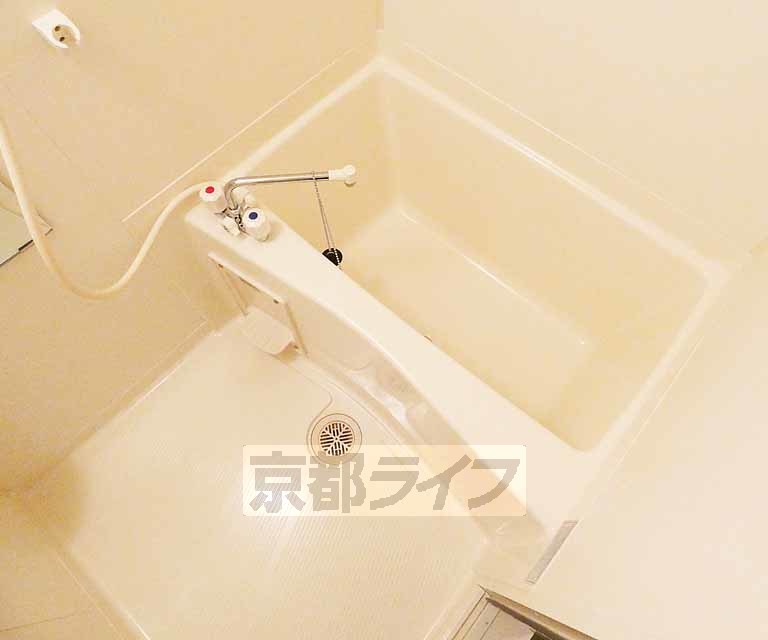 バス・シャワールーム　清潔感のあるバスルームです。