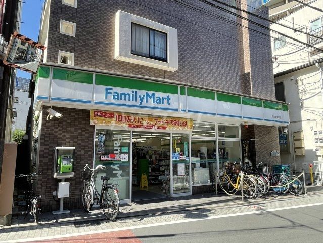 コンビニ　ファミリーマート 浦和駅東口店（コンビニ）まで156m