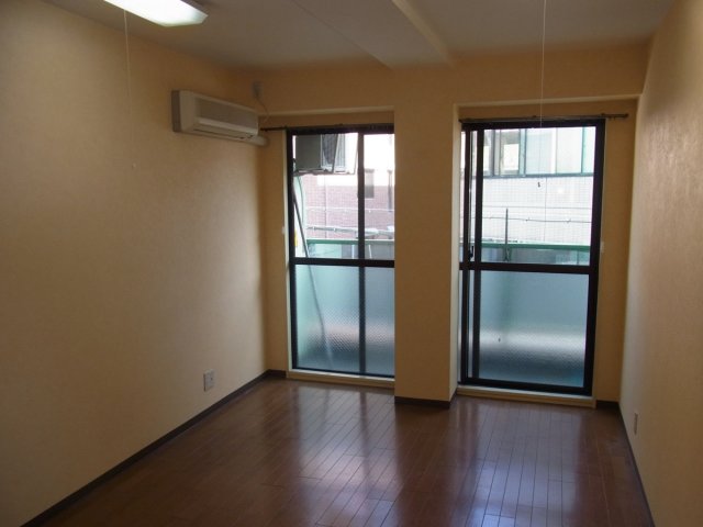 居室・リビング　南向きで日当たり良好！エアコン付き！