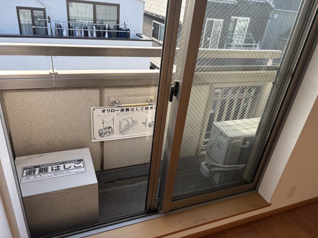 バルコニー　バルコニーには物干金具あり。