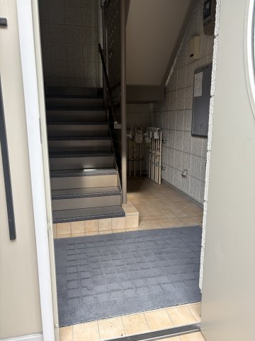 ロビー　オートロック入ったところには玄関マット有り