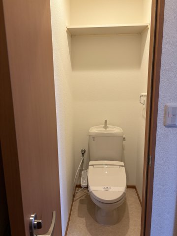 トイレ　シャワートイレ付き