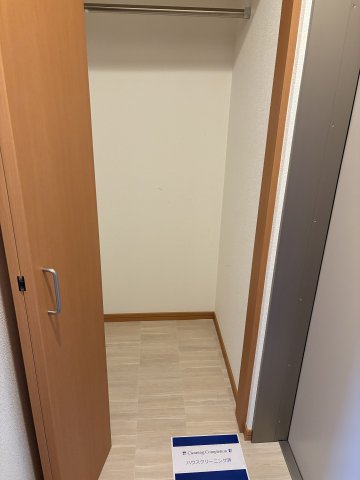 玄関　クローク収納にはコートもかけられます。