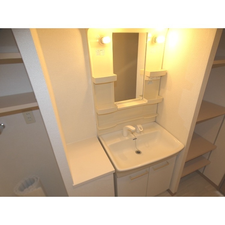 洗面設備　シャンプードレッサー付き洗面台