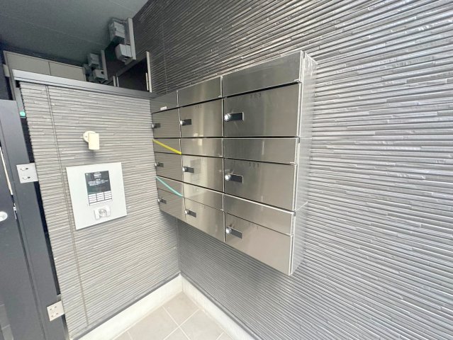 ロビー　ロビーにある各部屋毎のメールボックス。