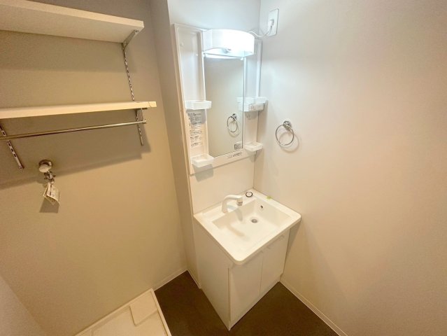 洗面設備　身支度が出来る独立洗面台です。