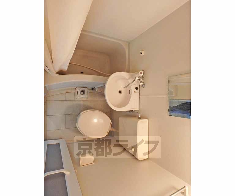 バス・シャワールーム　シャワーカーテン付の浴室です