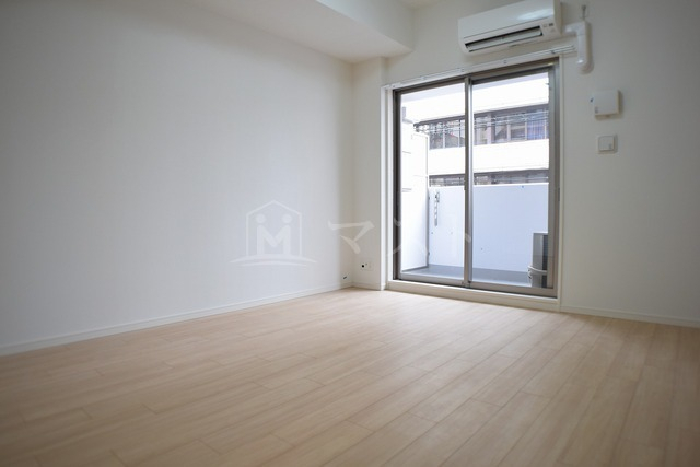 居室・リビング　壁面のカラー（奇数階：グレー　偶数階：ブラック）