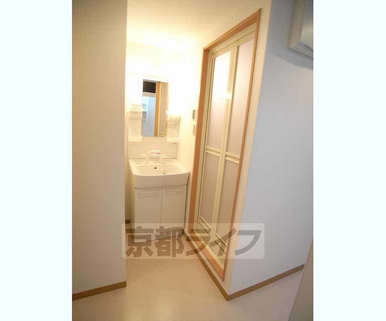 洗面設備　綺麗な洗面台です。