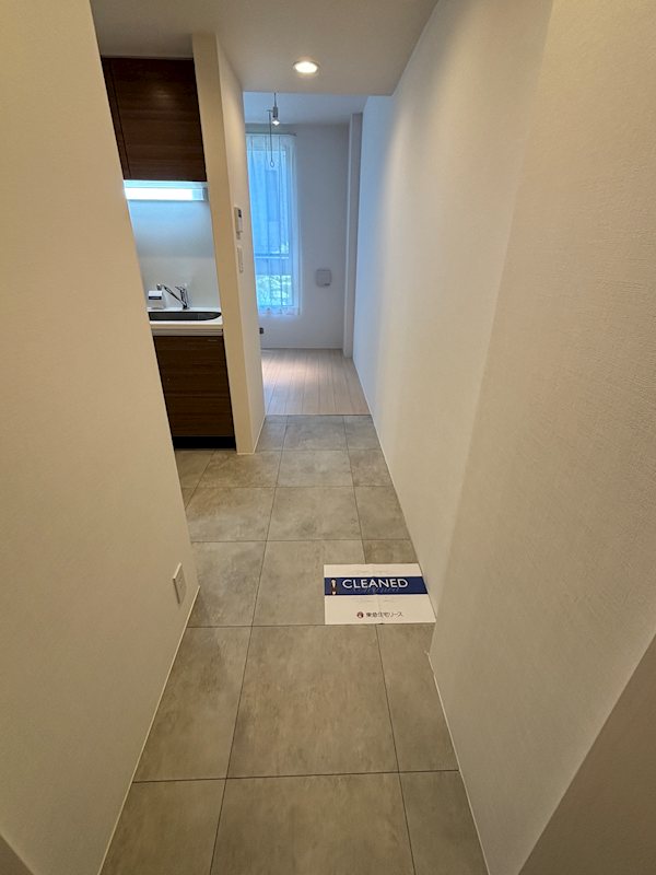 玄関　室内写真はモデルルーム時の写真です