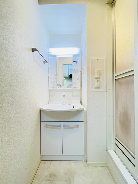 洗面設備　清掃前の写真です