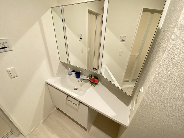 洗面設備　明るい洗面所です