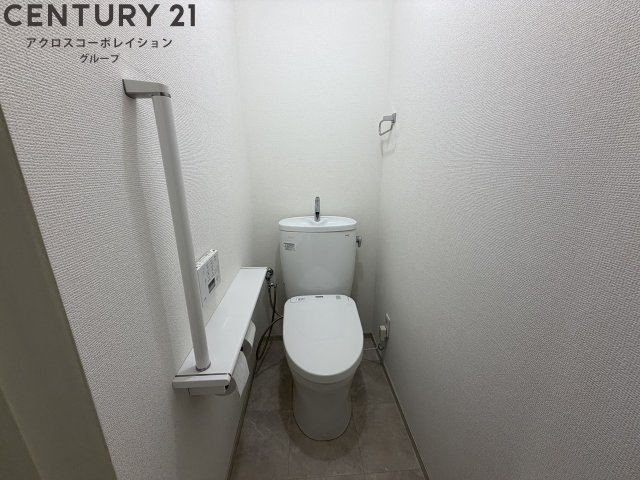 トイレ　トイレのドアを開けると蓋もあきます
