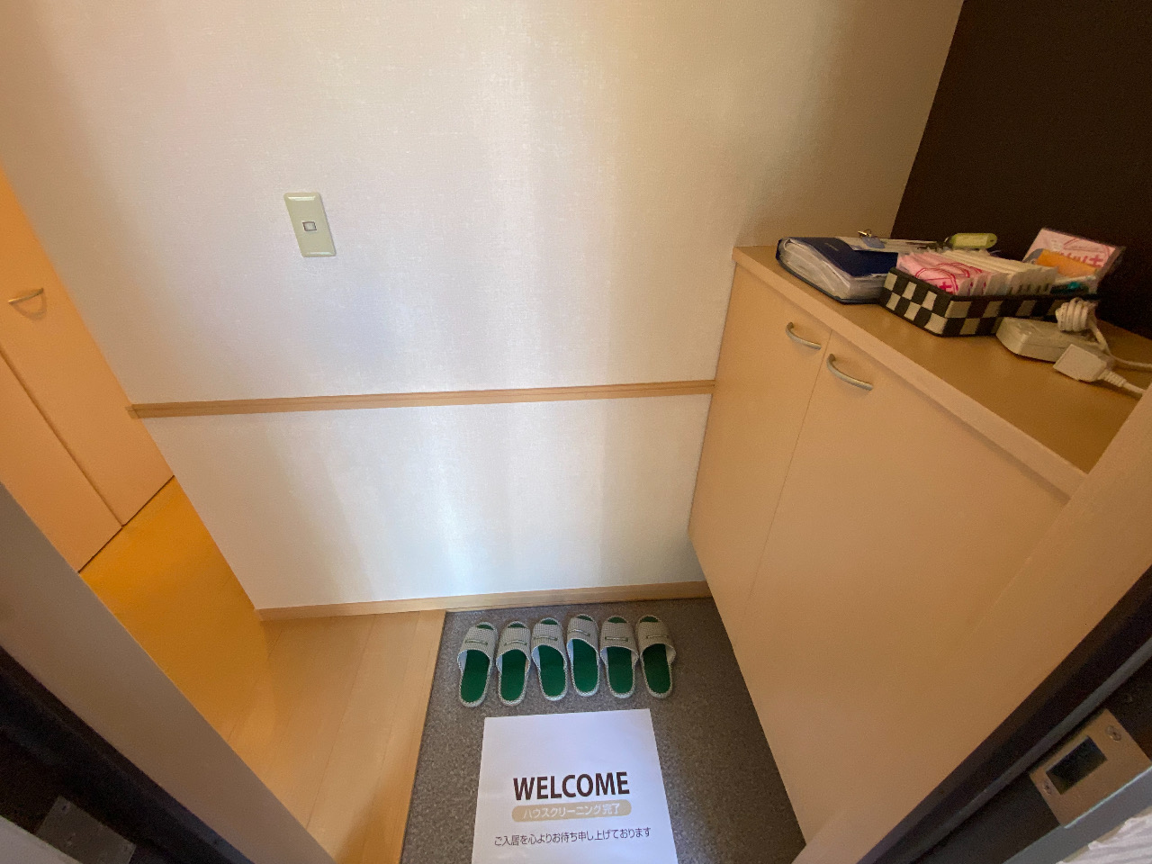 玄関　玄関部分・シューズボックス付きの明るい玄関です♪別棟参考写真