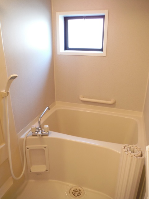 バス・シャワールーム　お風呂は窓付き