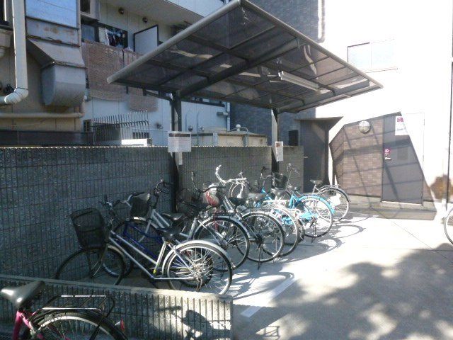 その他共有部分　屋根付きの駐輪場です。